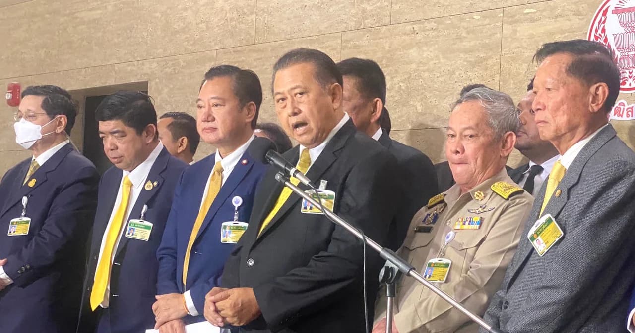 ‘ส.ว.เสรี’ ฟ้อง ‘ทนายเดชา – ทนายอั๋น’ เรียกค่าเสียหายรายละ 5 แสนบาท