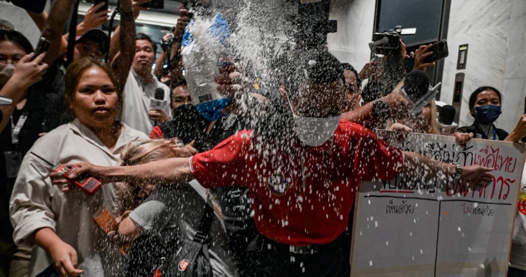 ม็อบบุกเพื่อไทยสาดแป้ง หลังเชิญ ‘พลังประชารัฐ-ชาติไทยพัฒนา’ ร่วมหารือ