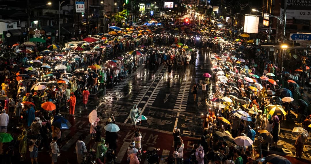 ม็อบ ‘พร้อม’ แปรอักษร ‘ค’ สื่อถึง “คิดสิคิดถึง อำนาจสูงสุดเป็นของประชาชน”