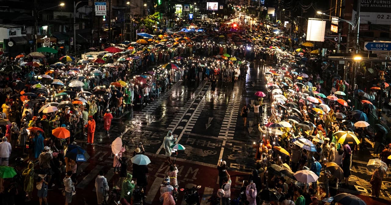 ม็อบ ‘พร้อม’ แปรอักษร ‘ค’ สื่อถึง “คิดสิคิดถึง อำนาจสูงสุดเป็นของประชาชน”