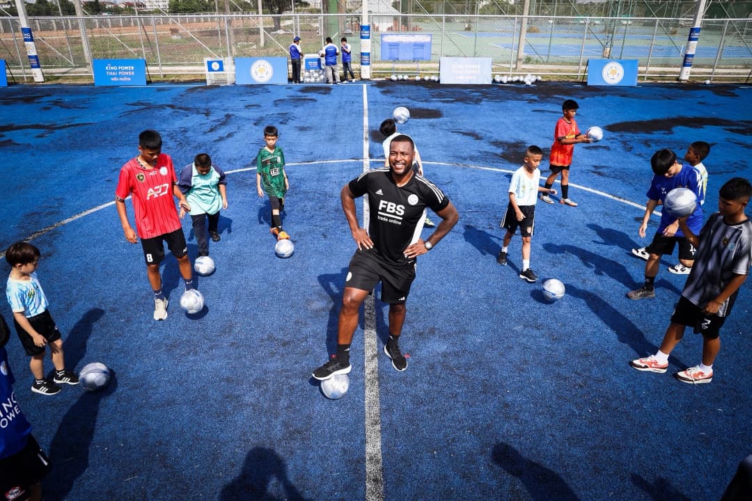 ตำนานเลสเตอร์ ‘เวส มอร์แกน’ ร่วมกิจกรรม คิง เพาเวอร์ แจกลูกฟุตบอลให้กลุ่มเยาวชน