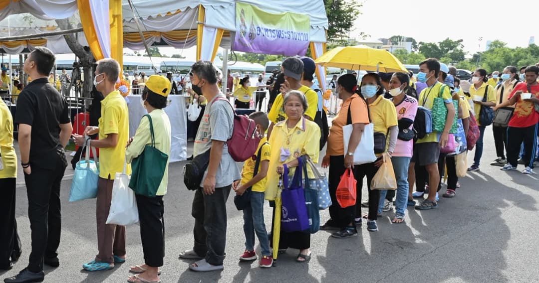ประชาชนร่วมกิจกรรมที่สนามหลวง เนื่องในโอกาสวันเฉลิมพระชนมพรรษา พระบาทสมเด็จพระเจ้าอยู่หัว