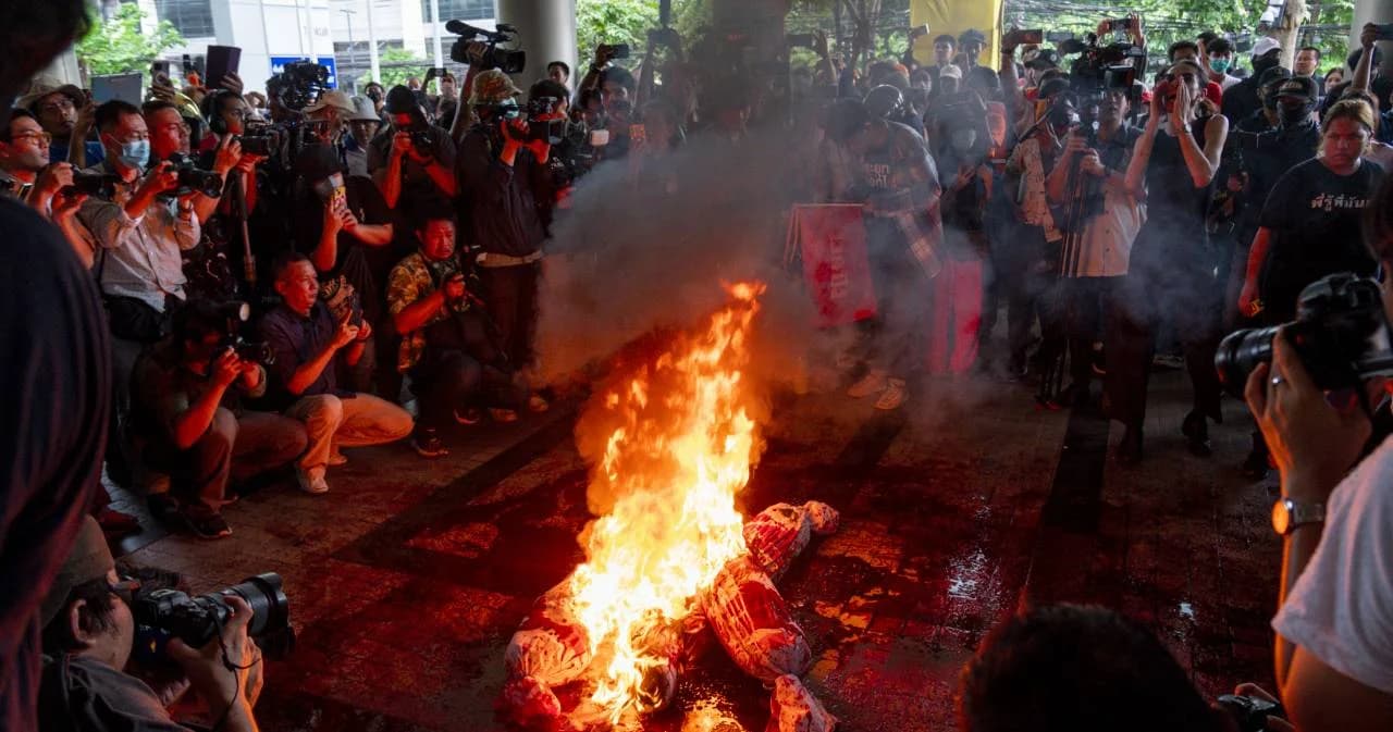 กลุ่มผู้ชุมนุม สาดเลือดหมู จุดไผเผาหุ่น หน้าพรรคเพื่อไทย หลังไม่พอใจฉีก MOU 8 พรรคร่วม