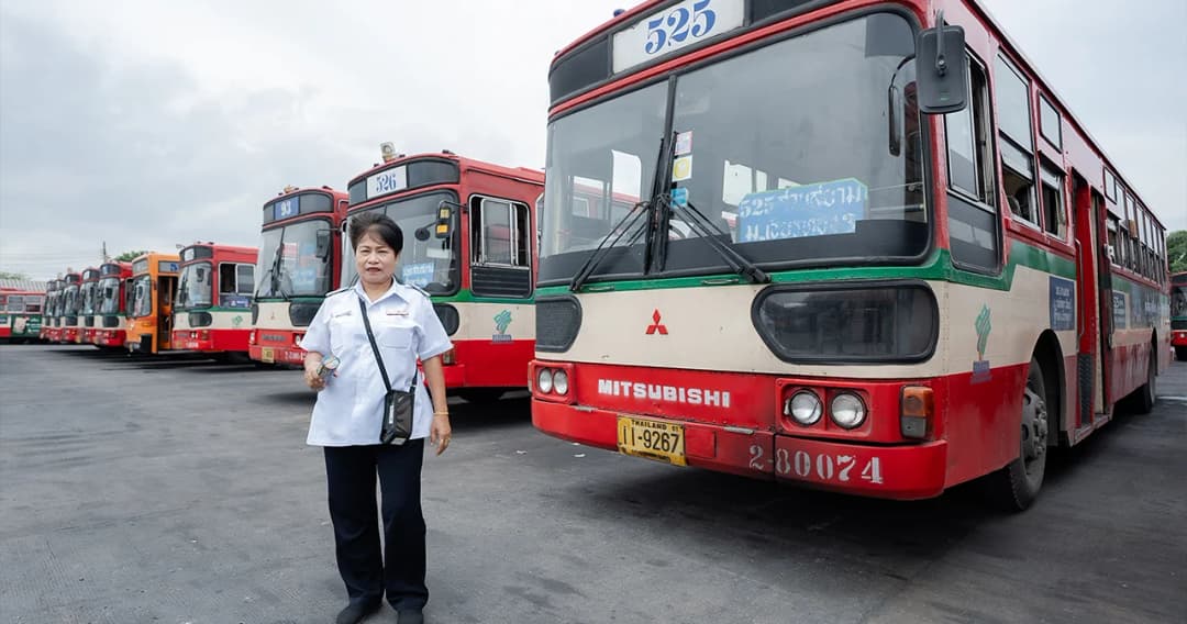 เปิดใจ ‘ป้าแมว’ บนเส้นทางอาชีพกระเป๋ารถเมล์ 42 ปี ผู้เห็นความเปลี่ยนแปลงของ ขสมก.