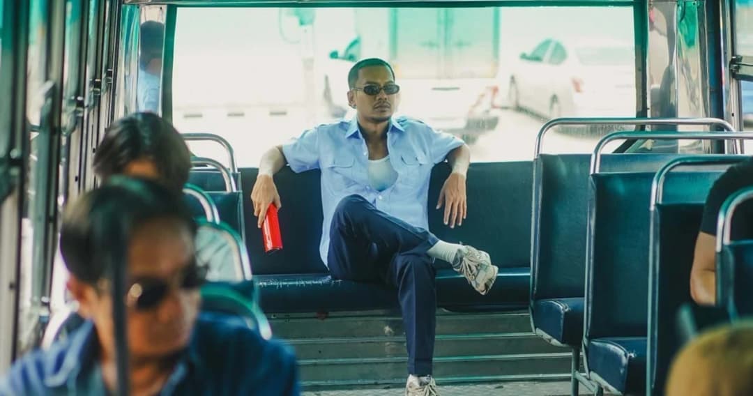 ‘สิงโต นำโชค’ สวมบทกระเป๋ารถเมล์ ในเอ็มวีเพลงใหม่ ‘หรอยแรง’ ตัวแทนหนุ่มอีสานแหลงใต้จีบสาวหน้ารามฯ