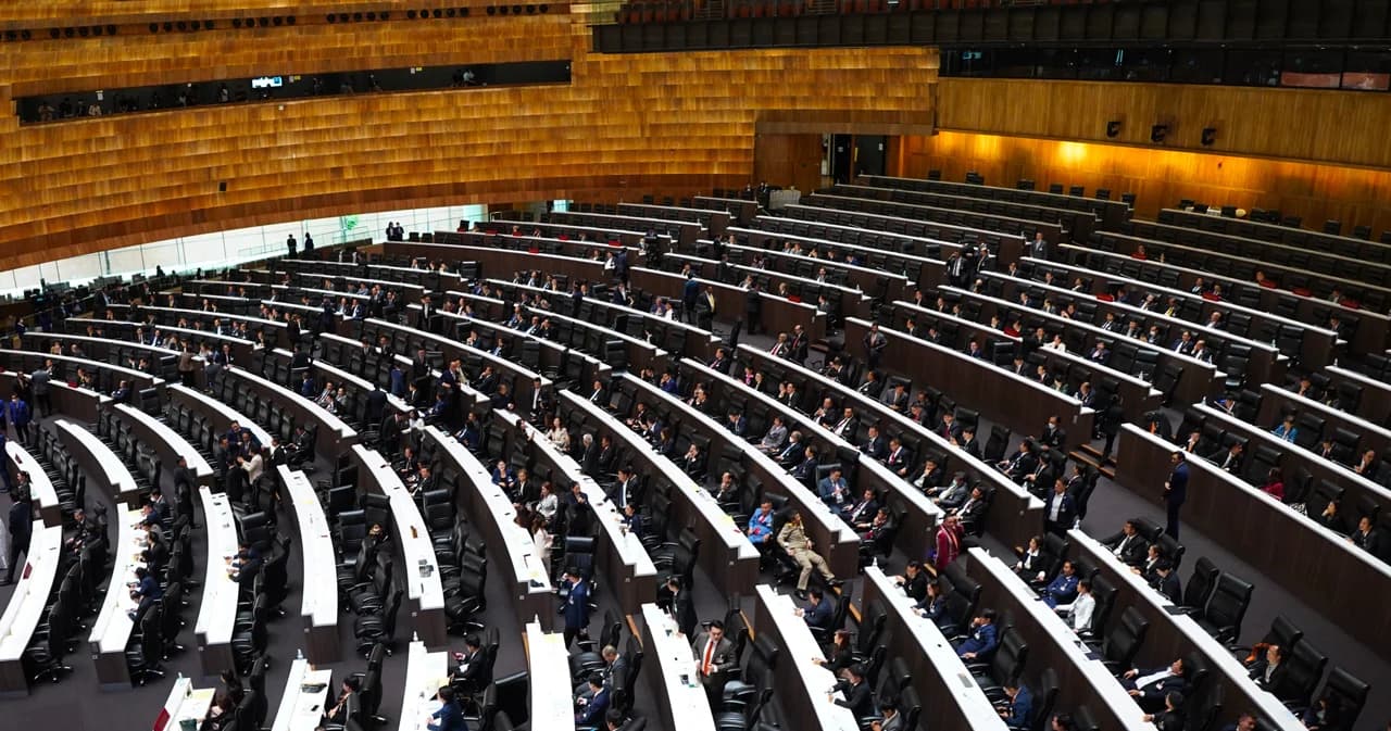 สภาฯ ไม่เห็นด้วย ‘ก้าวไกล’ เสนอเปลี่ยนวาระ เลื่อนถกคำถาม ประชามติแก้รธน.ก่อน