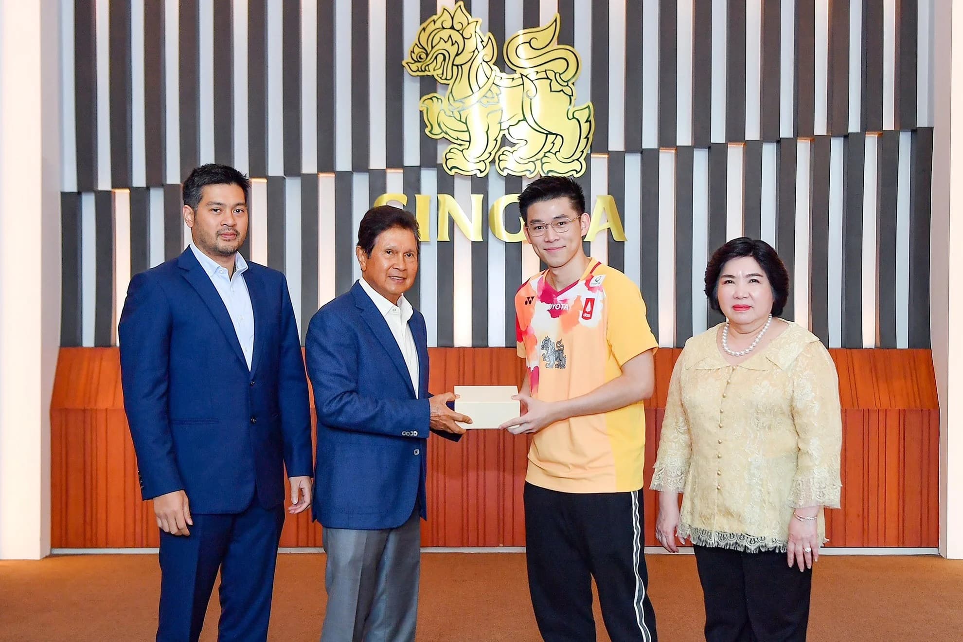 ‘วิว กุลวุฒิ’ เข้าขอบคุณ ‘สิงห์’ หลังคว้าแชมป์โลกแบดมินตันชายเดี่ยว รับเงินอัดฉีด 1.2 ล้าน