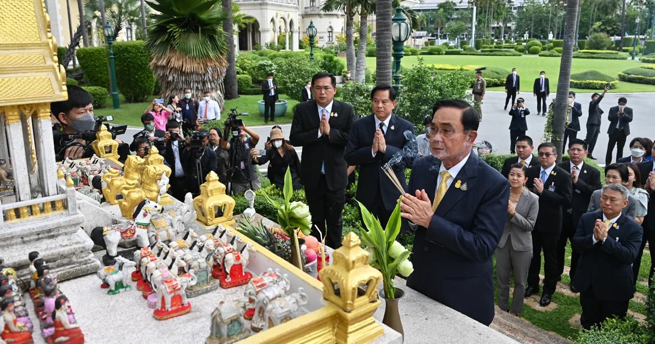 “อธิษฐานให้บ้านเมืองสงบร่มเย็น​” พล.อ.ประยุทธ์ เข้าทำเนียบฯ วันสุดท้าย ปิดฉากนายกฯ 9 ปี