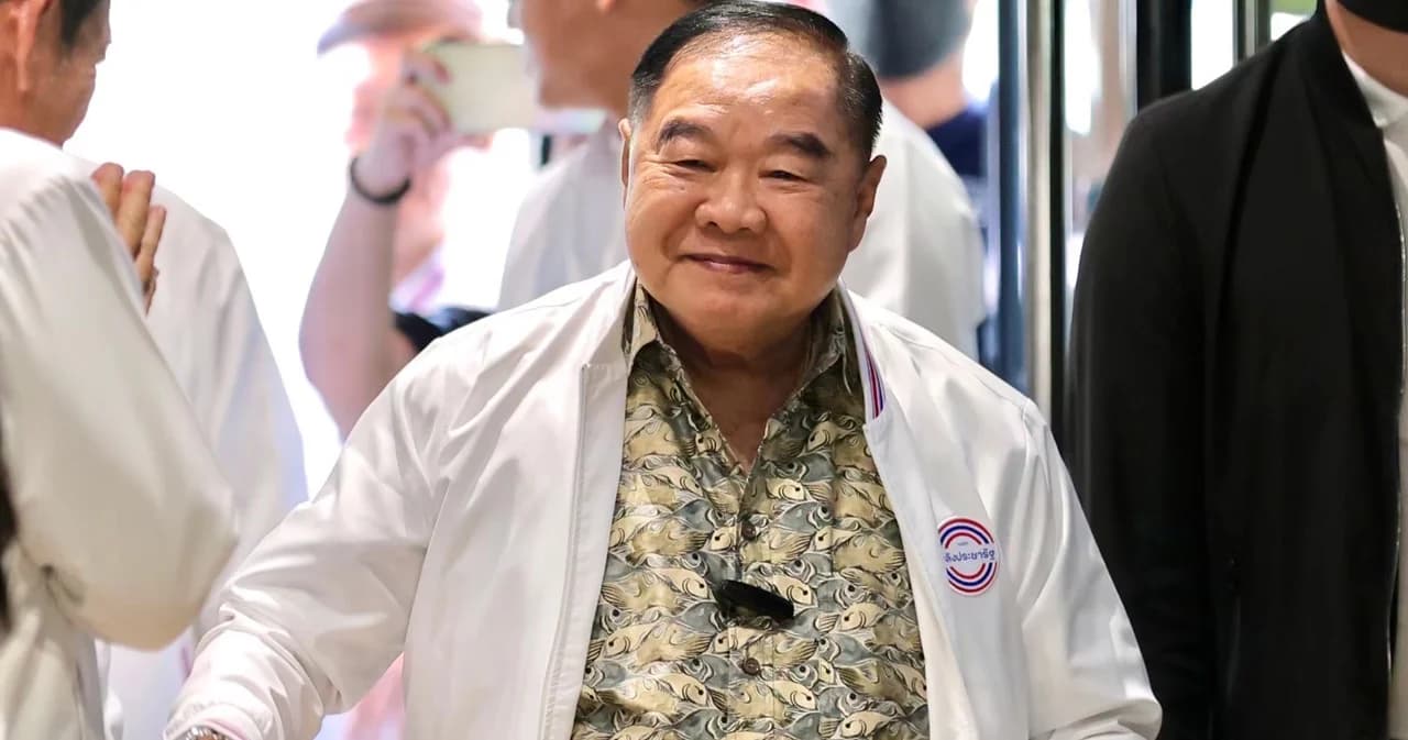 สะพัด 'พล.อ.ประวิตร' เตรียมลาออกจาก สส. แต่ยังเป็น 'หัวหน้าพรรคพลังประชารัฐ'