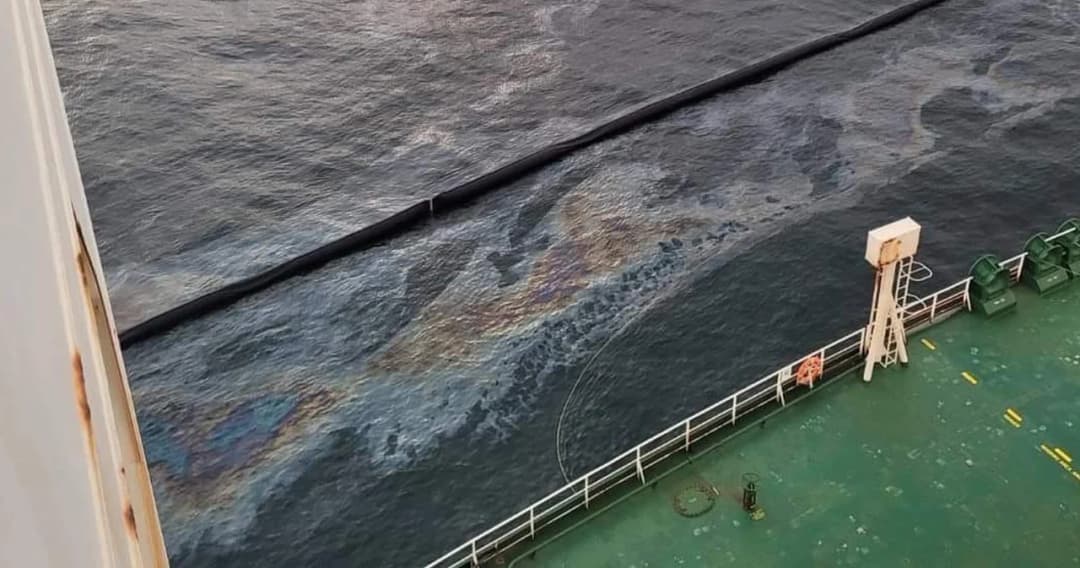 ชลบุรี น้ำมันดิบรั่วไหลกลางทะเล สสจ.เตือนประชาชนเฝ้าสังเกตอาการ