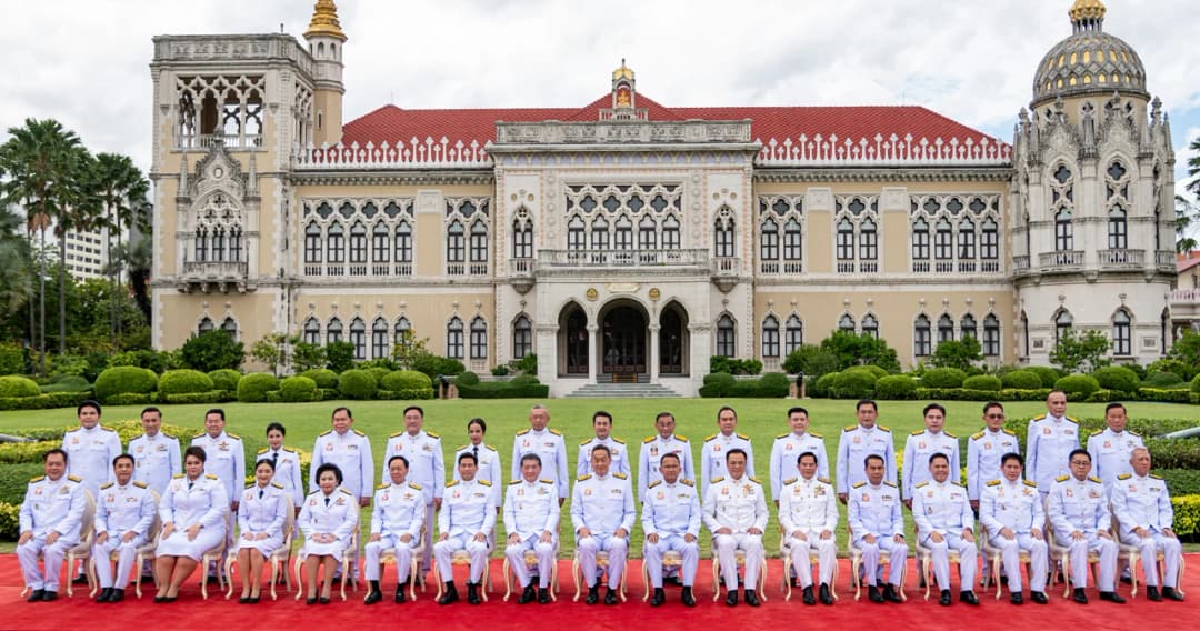ประมวลภาพ ‘เศรษฐา’ นำคณะรัฐมนตรีชุดใหม่ ถ่ายรูปหมู่หน้าตึกไทยคู่ฟ้า