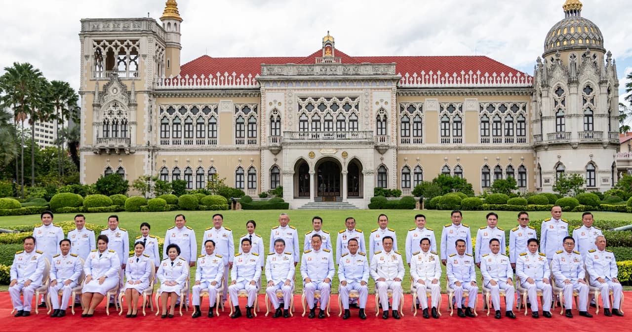 ประมวลภาพ ‘เศรษฐา’ นำคณะรัฐมนตรีชุดใหม่ ถ่ายรูปหมู่หน้าตึกไทยคู่ฟ้า