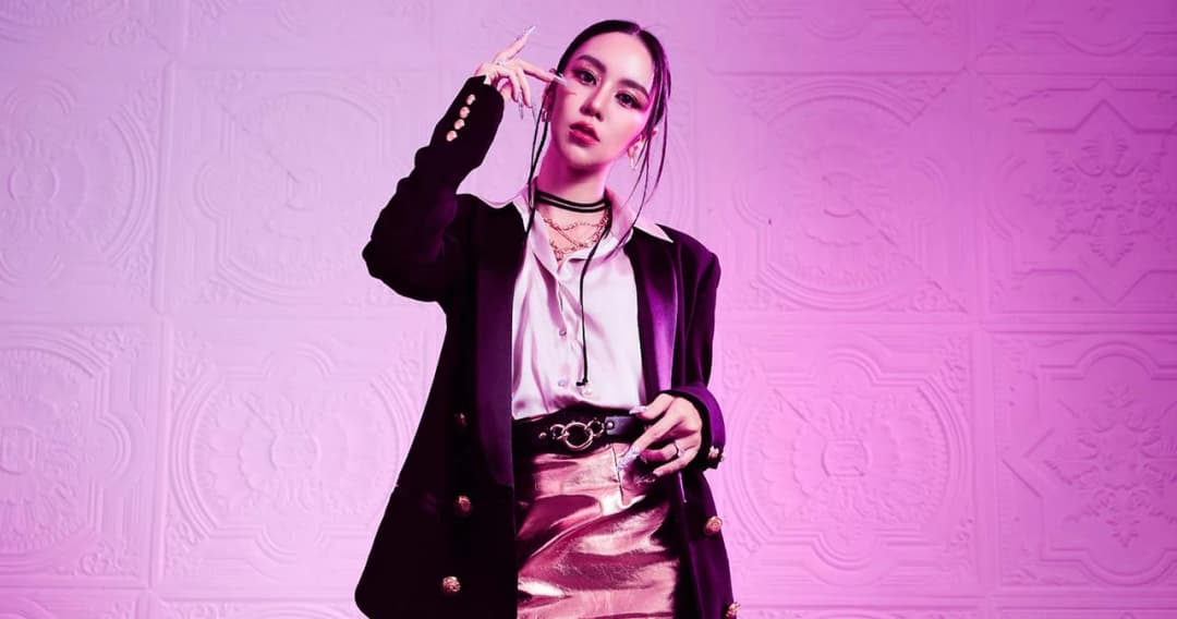 ‘ขนมจีน’ คัมแบ็กสไตล์แนวเพลงสุดป็อปในซิงเกิล ‘เสียเวลาว่ะ’ พร้อมคว้า ‘พั้นช์–เจมส์’ ร่วมถ่ายทอดเอ็มวี