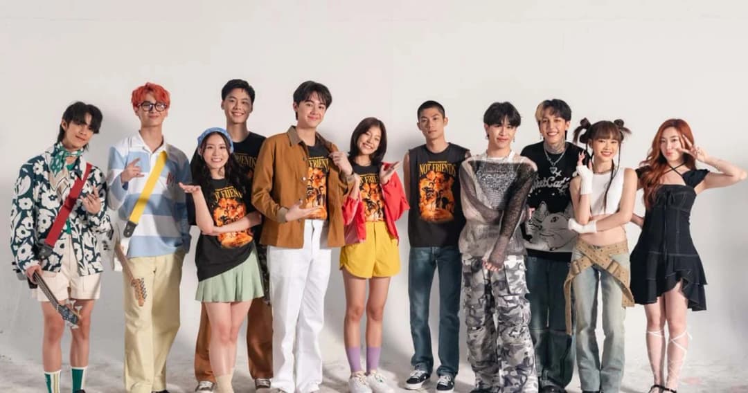 6 ศิลปิน รวมเพื่อนต่างวง แท็กทีมแก๊งนักแสดงนำถ่ายทำเอ็มวี เพลงประกอบภาพยนตร์ ‘เพื่อน(ไม่)สนิท’