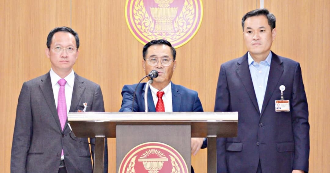 ‘เพื่อไทย’ กลับลำไม่ยื่นญัตติด่วนถกปม ‘ปดิพัทธ์’ ในสภาฯ-เป็นส่งศาลรธน.