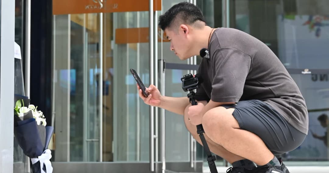 นักท่องเที่ยวชาวจีน นำช่อดอกไม้มาวางแสดงความเสียใจเหตุยิงในพารากอน