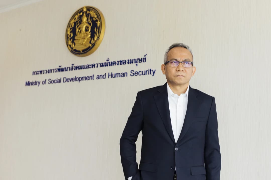 เจาะใจ ‘อนุกูล ปีดแก้ว’ จากเด็กวัด อดีต รปภ. สามล้อรับจ้าง สู่ปลัด พม. กับเส้นทางเพื่อความมั่นคงของมนุษย์ในยุคดิจิทัล