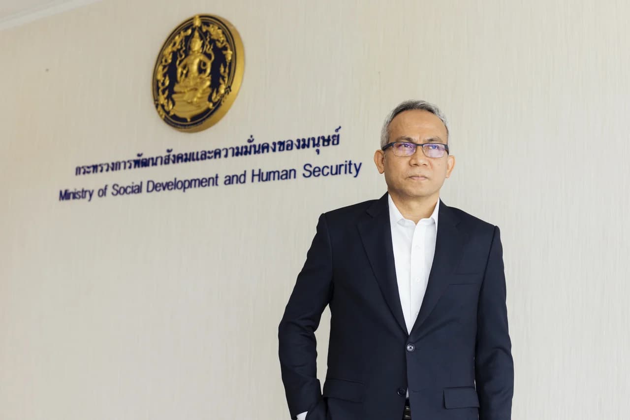 เจาะใจ ‘อนุกูล ปีดแก้ว’ จากเด็กวัด อดีต รปภ. สามล้อรับจ้าง สู่ปลัด พม. กับเส้นทางเพื่อความมั่นคงของมนุษย์ในยุคดิจิทัล