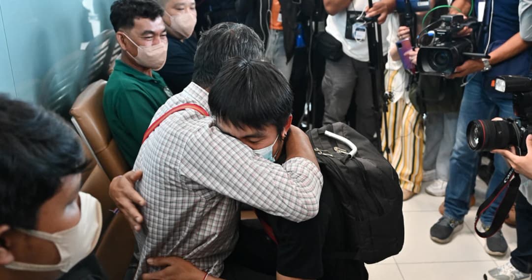 15 คนไทยกลุ่มแรกจากอิสราเอลกลับถึงไทยแล้ว-เปิดใจเล่านาทีชีวิตหนีตายถูกยิง