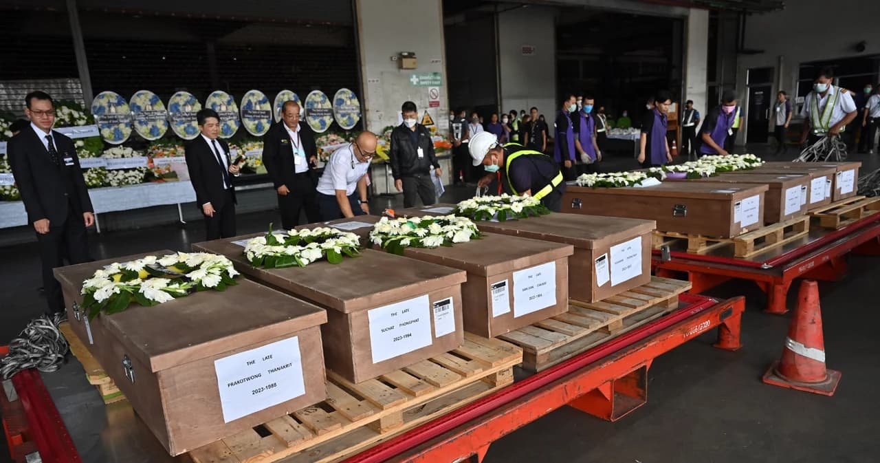รับศพ ‘8 แรงงานไทย’ จากกลับบ้านล็อตแรก ‘อิสราเอล’ เยียวยามอบเงิน ‘ภรรยา-บุตร’