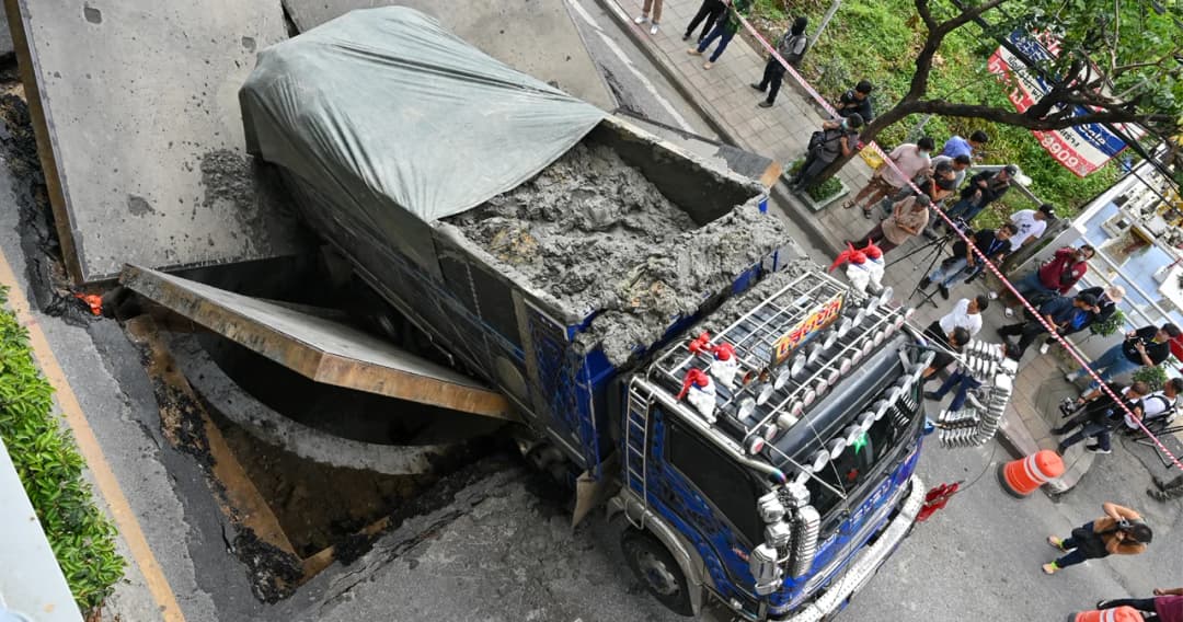 ผู้ว่าฯ ชัชชาติ เผย รถบรรทุก ตกหลุมบ่อ ถนน สุขุมวิท 64/1 บรรทุกน้ำหนักถึง 45 ตัน