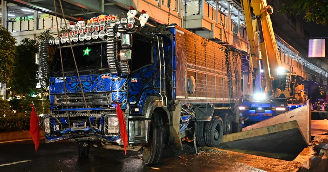 ยกรถบรรทุก ตกบ่อ ถนนสุขุมวิท 64/1 ได้แล้ว แต่ยังติดปิดจราจร ขาเข้า ซ่อม