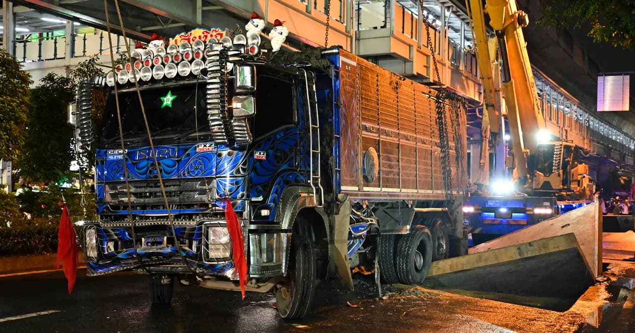 ยกรถบรรทุก ตกบ่อ ถนนสุขุมวิท 64/1 ได้แล้ว แต่ยังติดปิดจราจร ขาเข้า ซ่อม