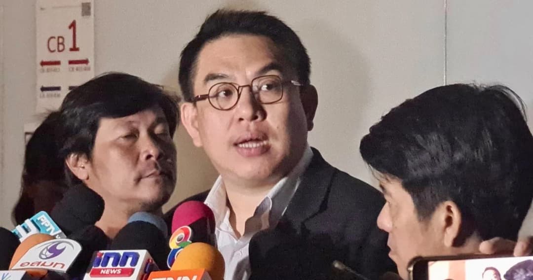 ‘วิโรจน์’ บอกอยากจะเอายาไปทางสีข้างให้ หลัง ‘เศรษฐา’ แจงปม ‘ผู้กำกับใหม่’