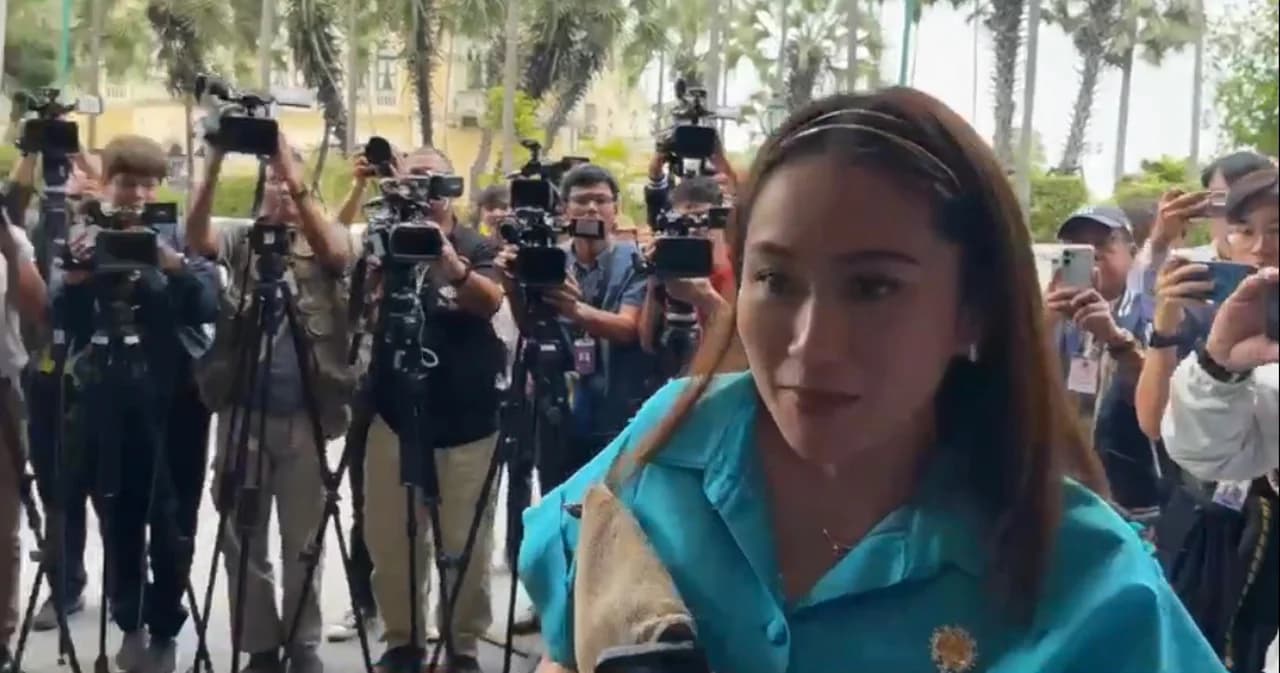 ‘แพทองธาร’ ไม่ตอบ-บอก นายกฯ พูดไปแล้ว ปม ‘ผู้กำกับใหม่’ หลังถูกวิจารณ์ ‘ตั๋วเพื่อไทย’