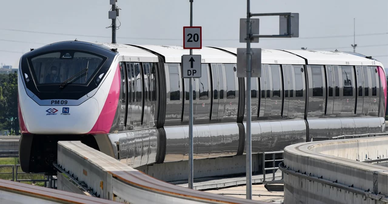 ‘รถไฟฟ้าสายสีชมพู’ ขยายเวลานั่งฟรีข้ามปี เริ่มเก็บค่าโดยสารเป็น 3 ม.ค. 67