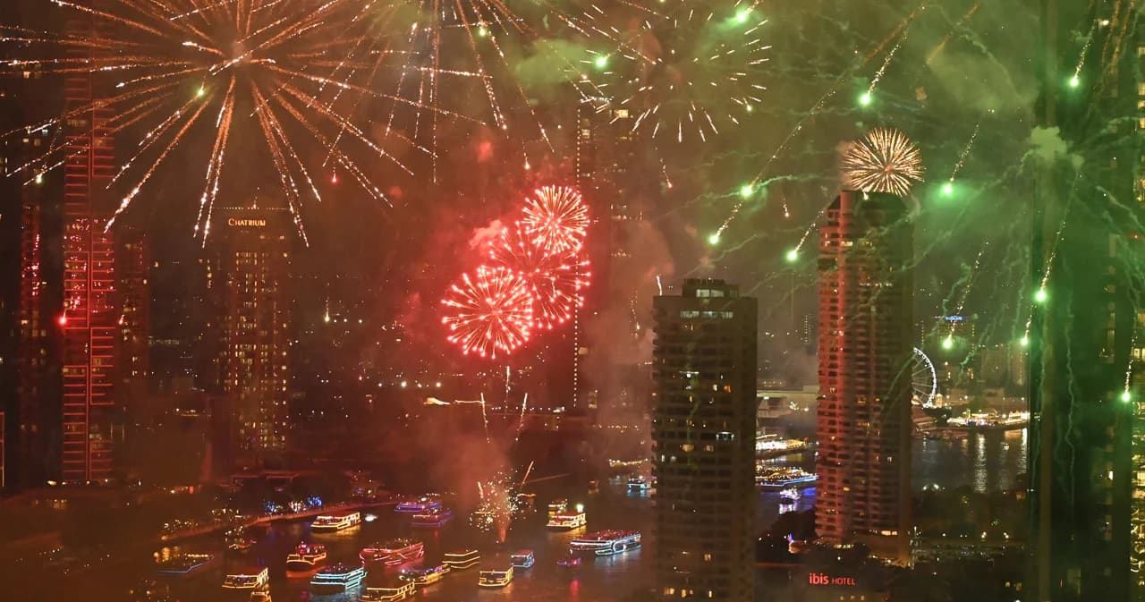 สวัสดีปีใหม่ 2567 เปิดศักราชใหม่ กับความงดงามของพลุรักษ์โลก ที่ไอคอนสยาม