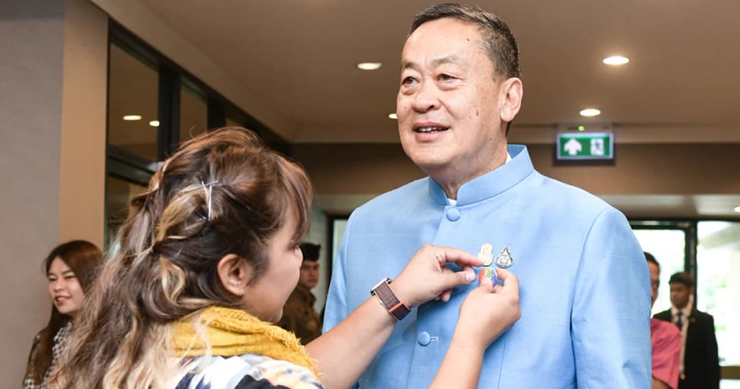 ผู้จัดงานสานฝันสมรสเท่าเทียมฯ ติดเข็มกลัดสีรุ้งให้ ‘เศรษฐา’ นายกฯ ให้คำมั่นจะผลักดันเต็มที่