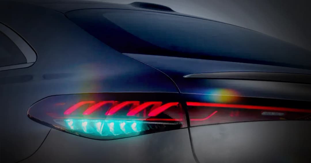 ‘เมอเซเดส-เบนซ์’ เริ่มแบรนด์แรก ติดไฟรถสีที่ 4 สีฟ้าเทอร์ควอยซ์ แจ้งสถานะรถกำลังขับขี่ด้วยตัวเอง