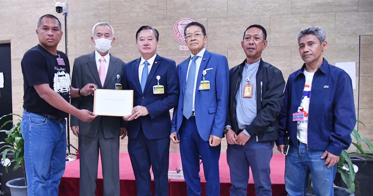 ‘คปท.’ บุกยื่นหนังสือ สว. ให้ตรวจสอบ ‘ทักษิณ’ รักษาตัวนอกเรือนจำใกล้ครบ 120 วัน