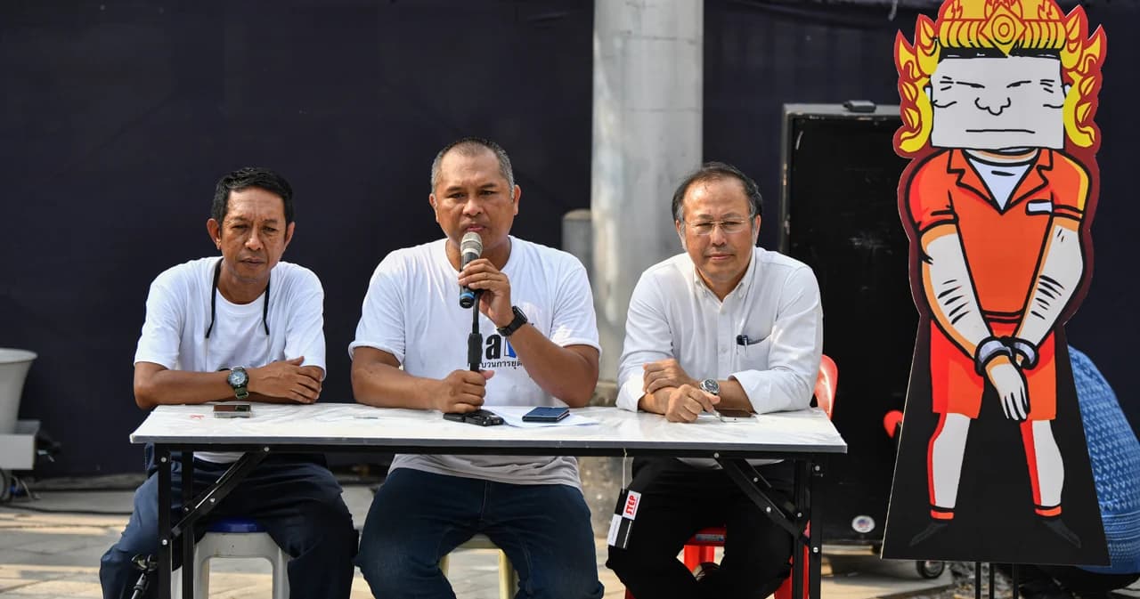 คปท. เริ่มแล้ว ปักหลักค้างคืน ข้างทำเนียบฯ 3 วัน 2 คืน เรียกร้องรัฐส่ง ‘ทักษิณ’ กลับเรือนจำ