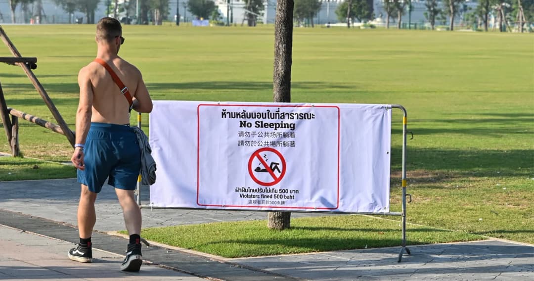 ตั้งป้าย “ห้ามหลับนอนในที่สาธารณะ ฝ่าฝืนปรับ 500 บาท” ที่สนามหลวง หลัง นทท.ต่างชาติ นุ่งบิกินี่นอนอาบแดด
