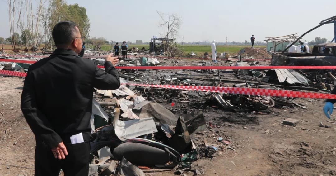 ‘สมศักดิ์’ ตรวจโรงงานพลุระเบิด เผยสาเหตุจาก ‘สารโพแทสเซียมคลอเรต’ พรุ่งนี้นัดถกแก้ปัญหาระยะยาว