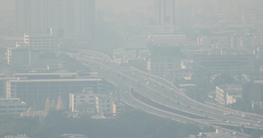 เตือน กรุงเทพวันนี้ อากาศนิ่งและปิดต่อเนื่อง ตรวจวัด PM 2.5 คุณภาพอากาศอยู่ระดับสีแดง 7 เขต