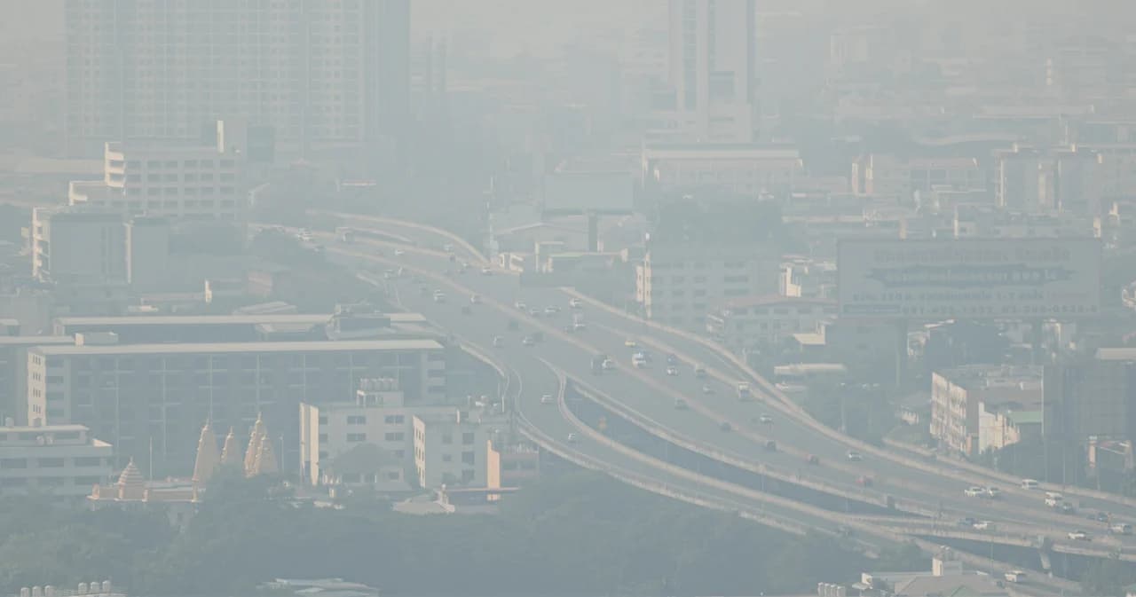 เตือน กรุงเทพวันนี้ อากาศนิ่งและปิดต่อเนื่อง ตรวจวัด PM 2.5 คุณภาพอากาศอยู่ระดับสีแดง 7 เขต