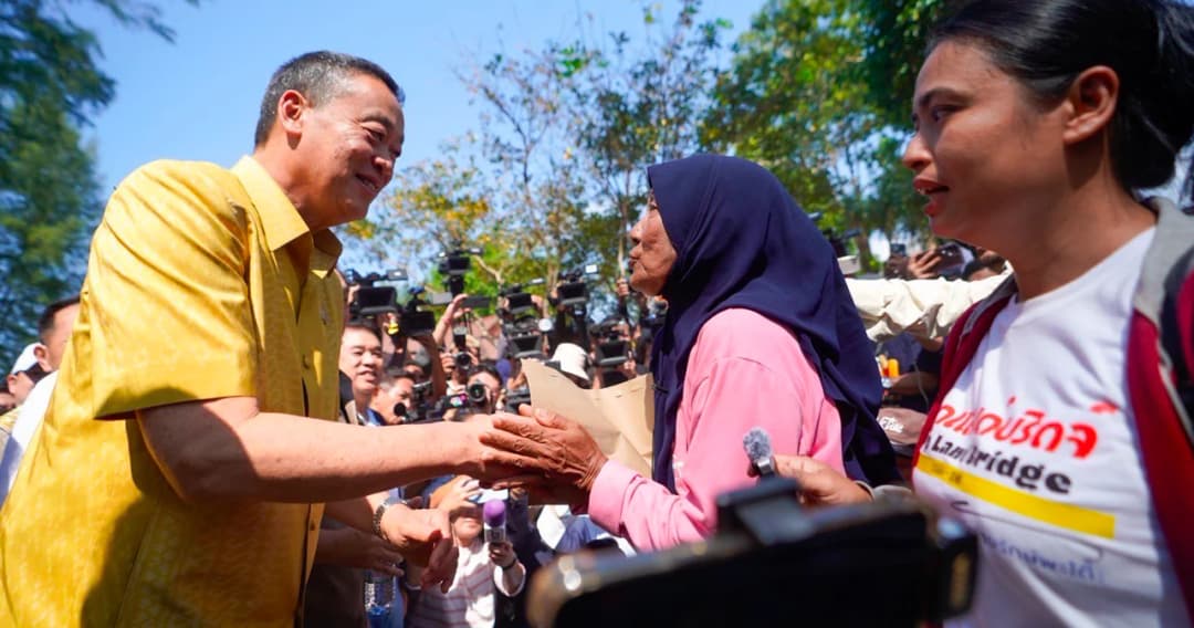 นายกฯ ‘เศรษฐา’ รับหนังสือ จากตัวแทนเครือข่ายคนไทยพลัดถิ่น เรียกร้องชะลอ ‘แลนด์บริดจ์’
