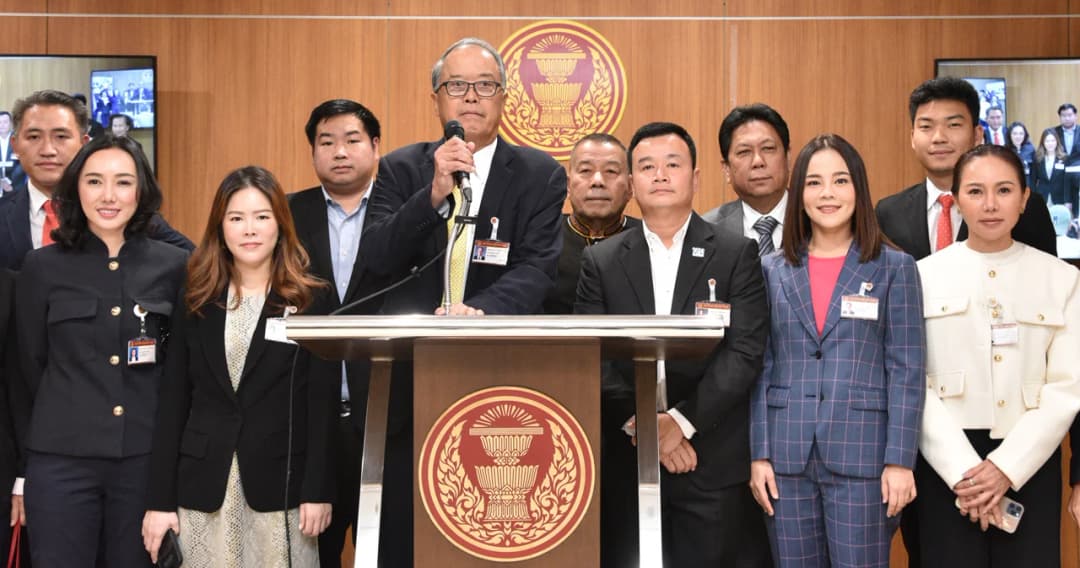 ‘เพื่อไทย’ แถลงยื่นร่างแก้รธน. 60 เปิดช่องส่งศาลรธน. ชี้ขาดประชามติ มองควรทำเพียง 2 ครั้ง