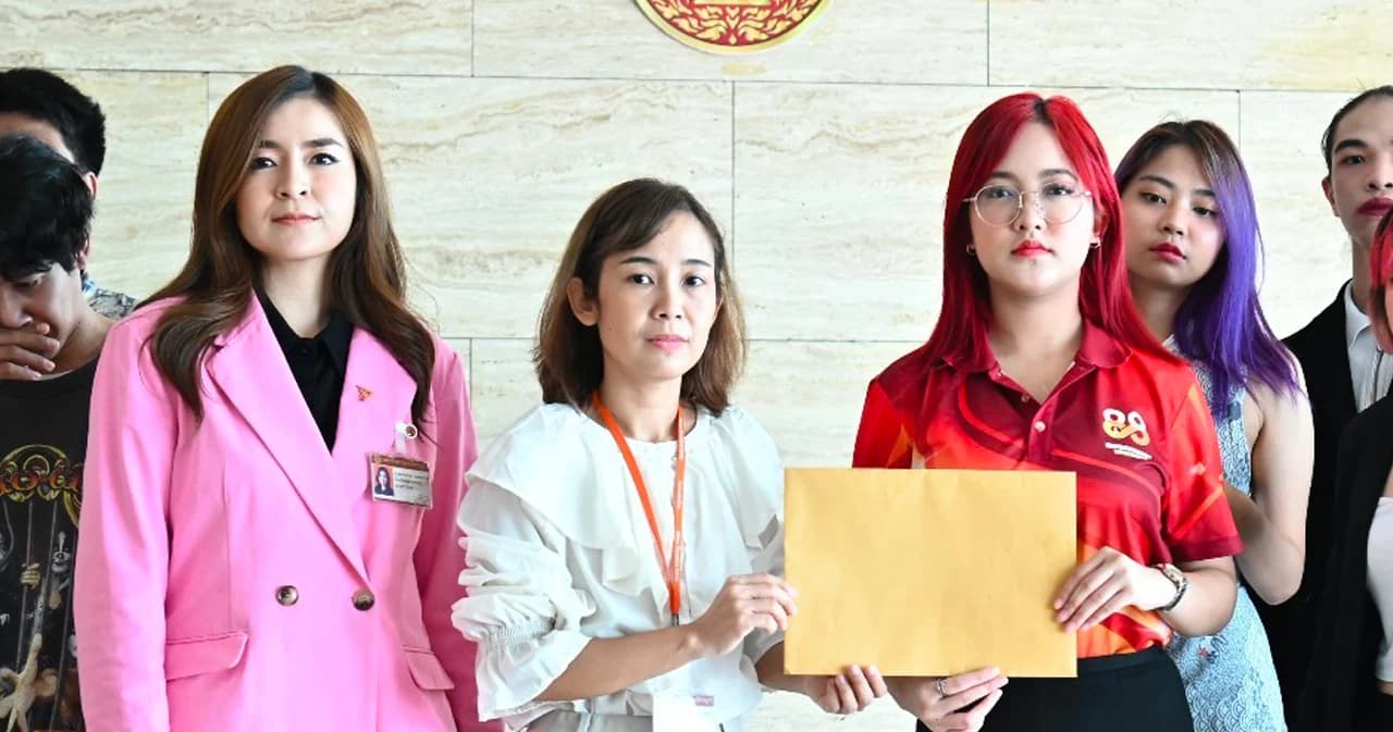 ‘หยก-ใบปอ’ ร้อง กมธ. สภาฯ ตรวจสอบงบจัดซื้ออาวุธของตำรวจศาล ขณะที่ ‘บุ้ง’ อดอาหารประท้วง อาการเริ่มแย่