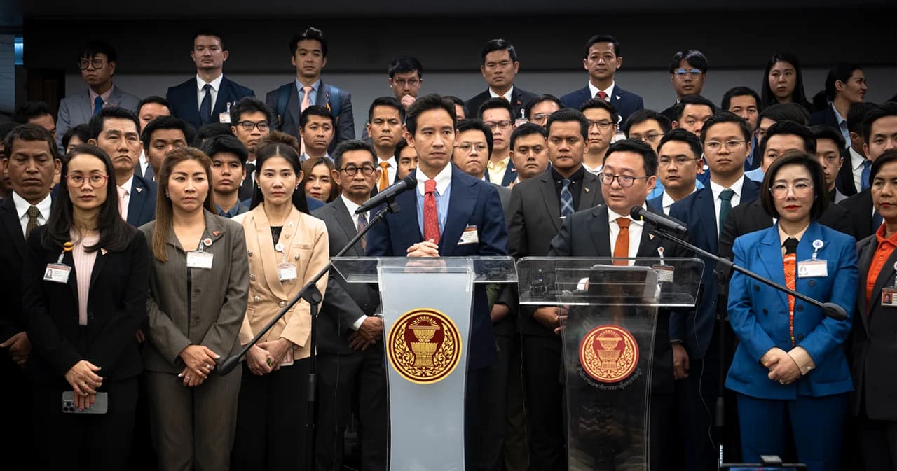 'ก้าวไกล' แถลงไม่มีเจตนาแยกสถาบันฯ ออกจากชาติ กังวลคำวินิจฉัยศาลรัฐธรรมนูญ อาจส่งผลต่อการเมืองไทยในระยะยาว