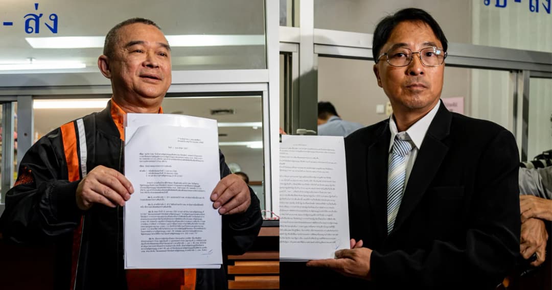 ‘เรืองไกร-ธีรยุทธ’ เข้ายื่นคำร้องต่อ กกต. ส่ง ศาลรัฐธรรมนูญ ยุบ พรรคก้าวไกล