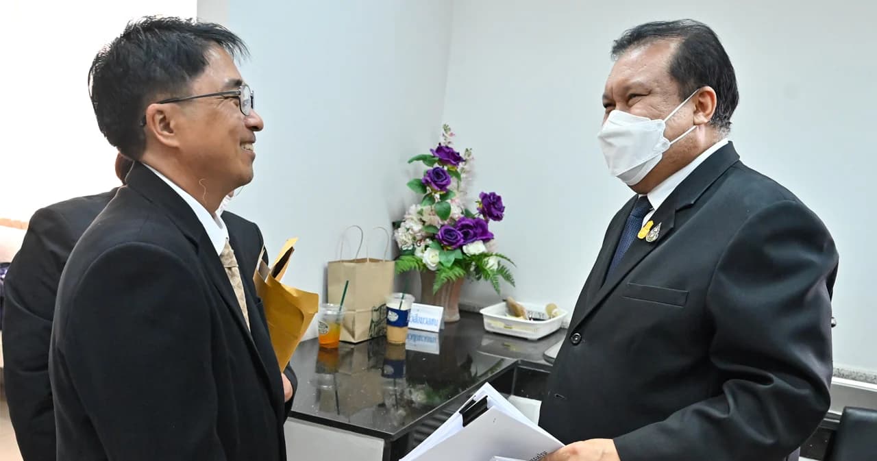 ‘ธีรยุทธ-สนธิญา’ ยื่น ป.ป.ช. สอบจริยธรรม 44 สส. ‘ก้าวไกล’ เสนอร่างฯ แก้ ม.112