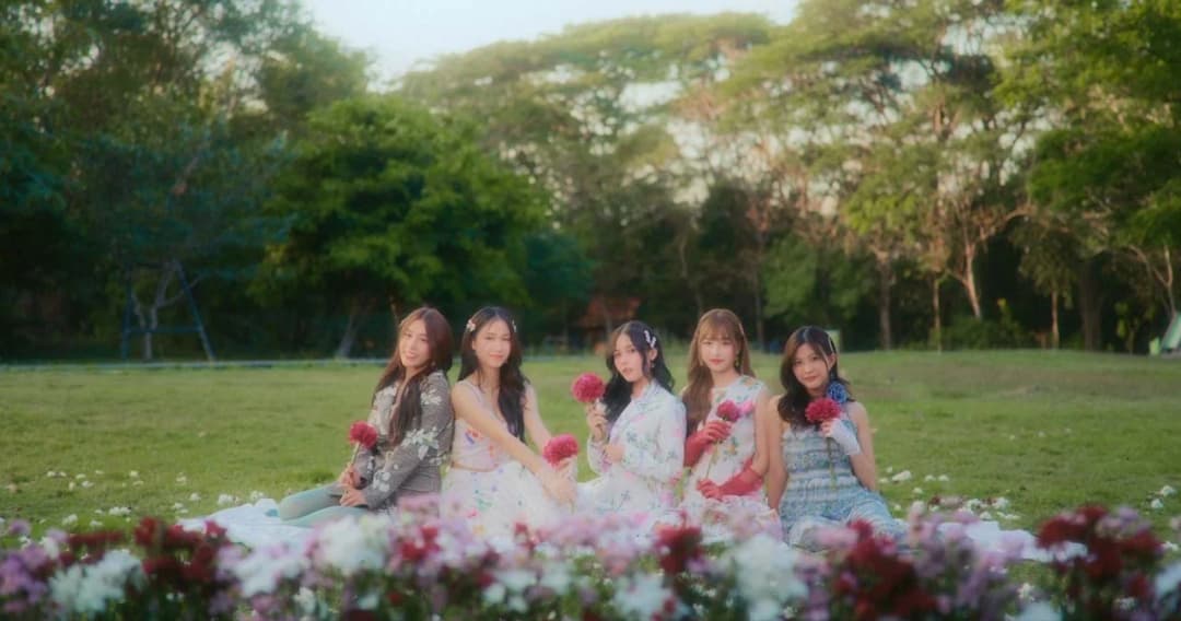 QRRA หยิบเพลง ‘รัก รัก รัก’ ของ Triumphs Kingdom มาคัฟเวอร์ใหม่หวานละมุนรับวาเลนไทน์