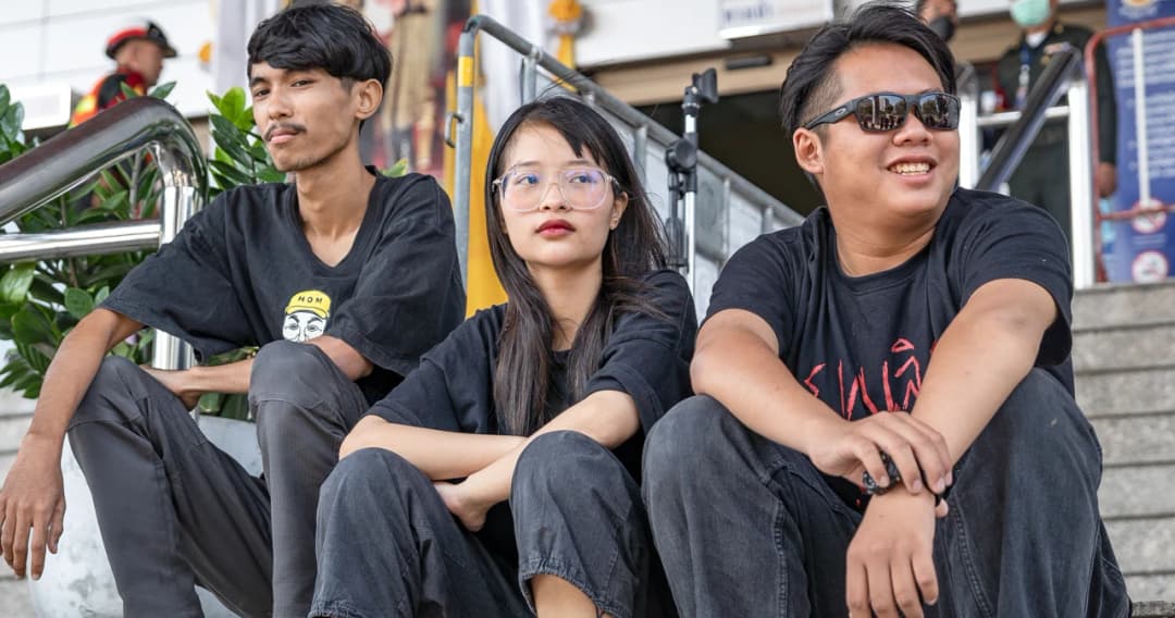 ตำรวจ แสดงหมายจับ-คุมตัว ‘ตะวัน’ กับเพื่อน หน้าศาลอาญา เอาผิด ม.116 คดีป่วนขบวนเสด็จ