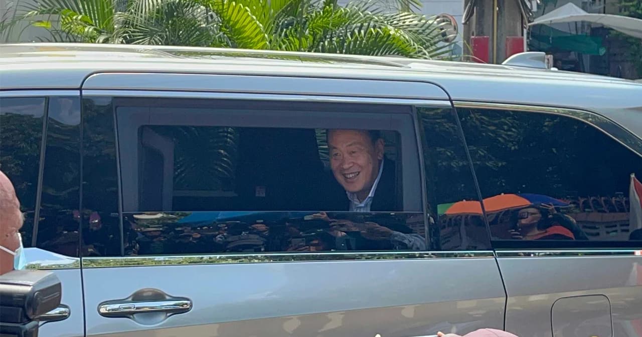 ‘เศรษฐา’ นั่งรถประจำตำแหน่ง เข้าบ้านจันทร์ส่องหล้า พบ ‘ทักษิณ’