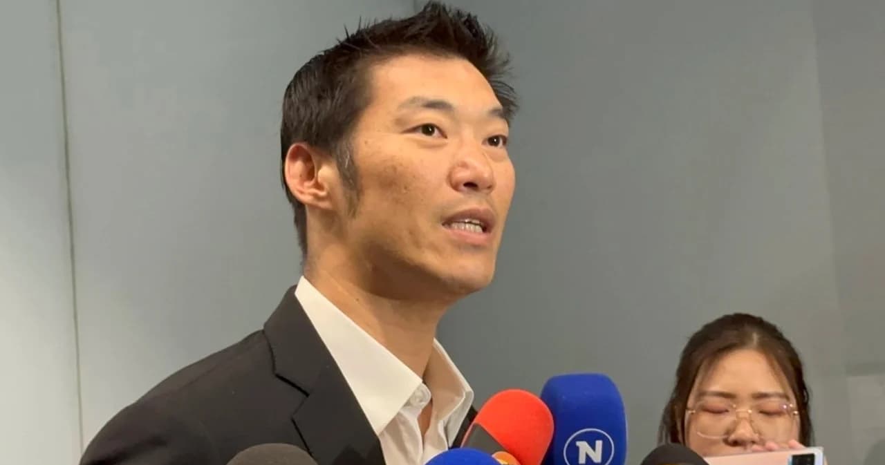 ‘ธนาธร’ ปัดตอบ ‘ยิ่งลักษณ์’ กลับไทยตามรอยพี่ชาย จี้รัฐบาลต้องบังคับใช้กฎหมายเสมอภาค