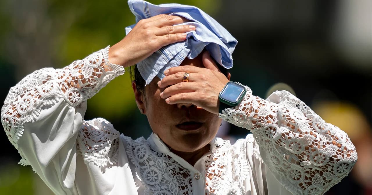 รวมบรรยากาศช่วงกลางวันของกรุงเทพฯ ในวันที่ค่าดัชนีความร้อนพุ่งทะลุ 40 องศาฯ มีฟ้าหลัว